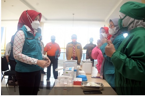 Wakil Ketua Divisi Percepatan Vaksinasi Satgas Penanganan COVID-19 Jabar Atalia Praratya Ridwan Kamil saat meninjau Sentra Vaksinasi BPBD Jabar di Technopark Kota Cimahi, Sabtu (4/9/2021). (Foto: Rizal FS/Biro Adpim Jabar)