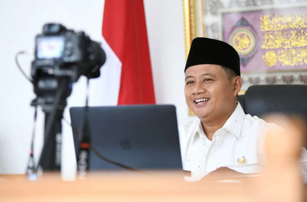 Wakil Gubernur Jawa Barat Uu Ruzhanul Ulum saat membuka Pelatihan dan Magang Virtual OPOP Provinsi Jabar Tahun 2021 dari Rumah Singgah Wakil Gubernur, Kabupaten Tasikmalaya, Senin (6/9/2021). (Foto: Aji Bagus Muharam/Biro Adpim Jabar)