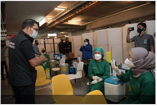 Caption: Gubernur Jabar Ridwan Kamil saat meninjau Kegiatan Pusat Vaksinasi di IKEA, Kabupaten Bandung Barat, Selasa (3/8/2021). (Foto: Yogi P/Biro Adpim Jabar)