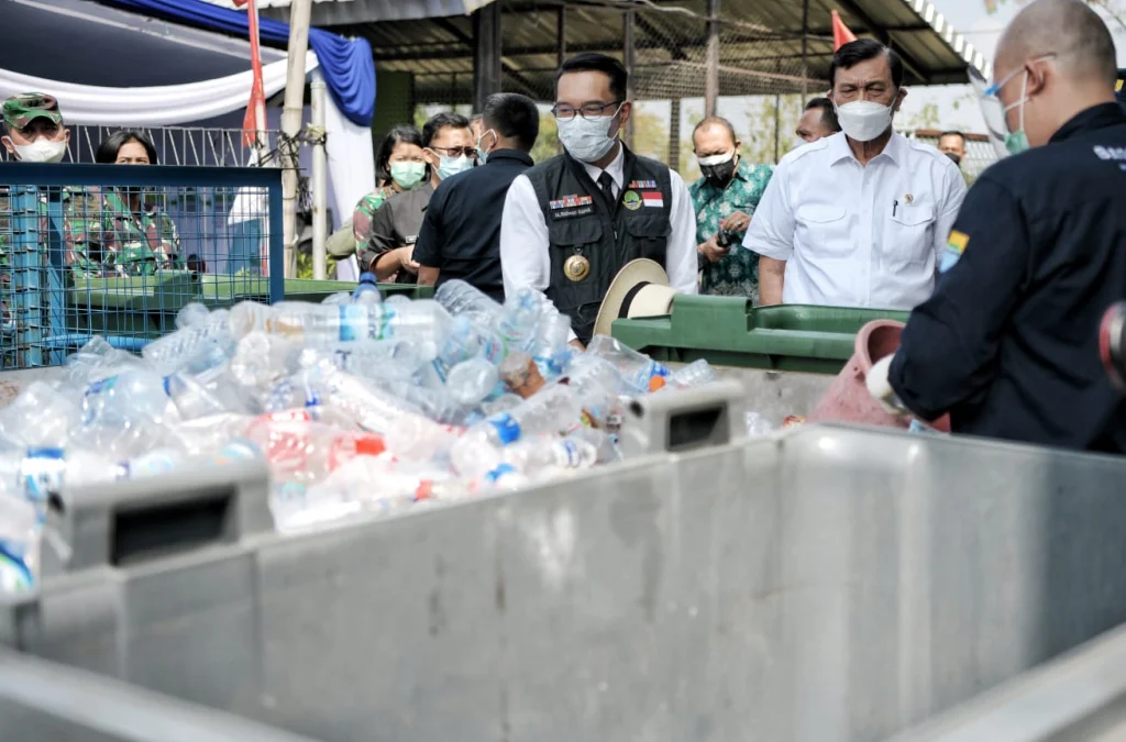 Gubernur Jawa Barat Ridwan Kamil mendampingi Menteri Koordinator Bidang Kemaritiman dan Investasi Luhut Binsar Pandjaitan meninjau DAS Citarum, Selasa (7/9/2021). (Foto: Rizal FS/Biro Adpim Jabar)