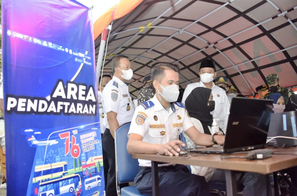 Vaksinasi bagi Para Pekerja Sektor Transportasi dan Logistik di Graha Perhubungan Jalan Raya Cinunuk KM 16,5 Kabupaten Bandung, Jumat (13/8/2021). (Foto: Aji Bagus Muharam/Biro Adpim Jabar)