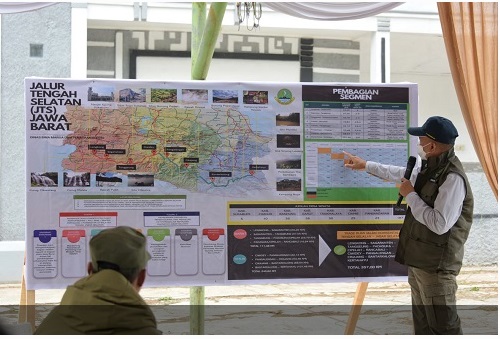 Wagub Jabar Uu Ruzhanul Ulum saat meninjau pembangunan Jalur Tengah Selatan (JTS) Segmen 1 Lengkong-Sagaranten di Jalur Lengkong-Sagaranten Kabupaten Sukabumi, Rabu (8/9/2021). (Foto: Shubhi Aldien/Biro Adpim Jabar)