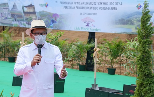 Gubernur Jawa Barat Ridwan Kamil menyaksikan penyerahan salinan Peraturan Pemerintah Nomor 69 tahun 2021 tentang Kawasan Ekonomi Khusus Lido, Rabu (8/9/2021). (Foto: Yogi Prayoga S/Biro Adpim Jabar)