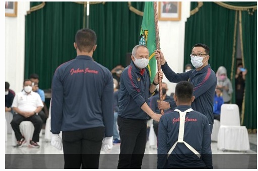 Gubernur Jawa Barat Ridwan Kamil melepas Kontingen PON Jabar untuk PON Papua XX/2021 di Gedung Sate, Kota Bandung, Kamis (9/9/2021). (Foto: Yogi Prayoga S/Biro Adpim Jabar)