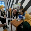 Wakil Ketua Divisi Percepatan Vaksinasi Satgas Penanganan COVID-19 Jawa Barat (Jabar) Atalia Praratya Ridwan Kamil meninjau pelaksanaan vaksinasi COVID-19 bagi pelajar di SMA Negeri 1 Cianjur, Kamis (9/9/2021). (Foto: Pipin Sauri/Biro Adpim Jabar)