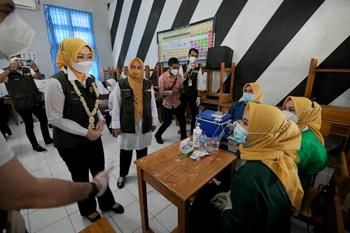 Wakil Ketua Divisi Percepatan Vaksinasi Satgas Penanganan COVID-19 Jawa Barat (Jabar) Atalia Praratya Ridwan Kamil meninjau pelaksanaan vaksinasi COVID-19 bagi pelajar di SMA Negeri 1 Cianjur, Kamis (9/9/2021). (Foto: Pipin Sauri/Biro Adpim Jabar)