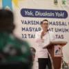 Gubernur Jawa Barat Ridwan Kamil menyerahkan bantuan keuangan khusus desa dan laptop kepada BUMDes di Kabupaten Indramayu, Jumat (10/9/2021). (Foto: Yogi Prayoga S/Biro Adpim Jabar)