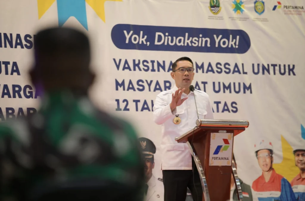 Gubernur Jawa Barat Ridwan Kamil menyerahkan bantuan keuangan khusus desa dan laptop kepada BUMDes di Kabupaten Indramayu, Jumat (10/9/2021). (Foto: Yogi Prayoga S/Biro Adpim Jabar)