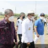 Gubernur Jabar Ridwan Kamil saat menyambangi tempat latihan tim sepak bola dan voli pantai di Stadion Tridaya, Kabupaten Indramayu, Jumat (10/9/2021). (Foto: Yogi Prayoga S/Biro Adpim Jabar)