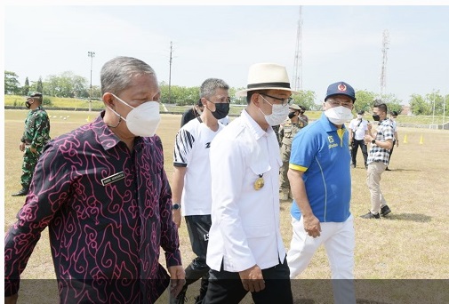 Gubernur Jabar Ridwan Kamil saat menyambangi tempat latihan tim sepak bola dan voli pantai di Stadion Tridaya, Kabupaten Indramayu, Jumat (10/9/2021). (Foto: Yogi Prayoga S/Biro Adpim Jabar)