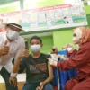 : Gubernur Jabar Ridwan Kamil saat meninjau pelaksanaan Gebyar Vaksinasi Massal untuk Masyarakat Umum Usia di Atas 12 Tahun di Komplek Bumi Patra, Balongan, Kabupaten Indramayu, Jumat (10/9/2021). (Foto: Yogi Prayoga S/Biro Adpim Jabar)