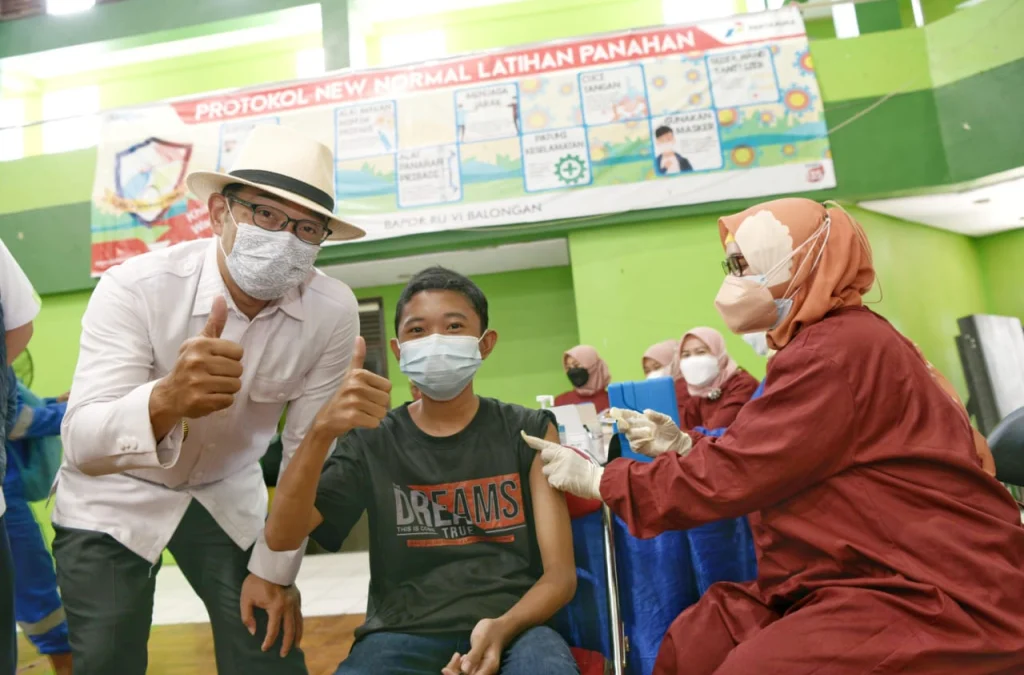 : Gubernur Jabar Ridwan Kamil saat meninjau pelaksanaan Gebyar Vaksinasi Massal untuk Masyarakat Umum Usia di Atas 12 Tahun di Komplek Bumi Patra, Balongan, Kabupaten Indramayu, Jumat (10/9/2021). (Foto: Yogi Prayoga S/Biro Adpim Jabar)