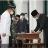 Gubernur Jawa Barat Ridwan Kamil melantik Pelaksana Tugas Wali Kota Tasikmalaya Muhammad Yusuf menjadi Wali Kota Tasikmalaya definintif masa jabatan 2017- 2022, di Gedung Sate, Kota Bandung, Jumat (10/9/2021). (Foto: Yogi Prayoga S/Biro Adpim Jabar)