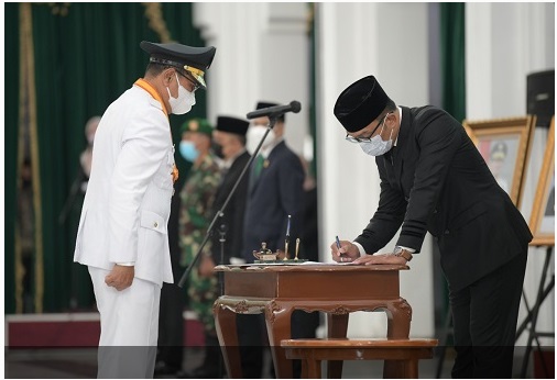 Gubernur Jawa Barat Ridwan Kamil melantik Pelaksana Tugas Wali Kota Tasikmalaya Muhammad Yusuf menjadi Wali Kota Tasikmalaya definintif masa jabatan 2017- 2022, di Gedung Sate, Kota Bandung, Jumat (10/9/2021). (Foto: Yogi Prayoga S/Biro Adpim Jabar)