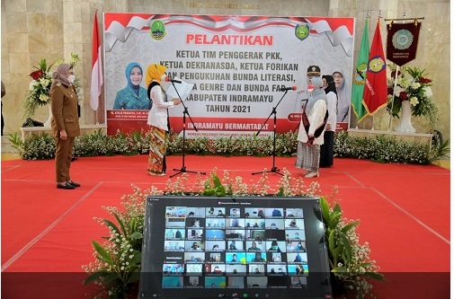 - Ketua Tim Penggerak Pemberdayaan Kesejahteraan Keluarga (TP-PKK) Atalia Praratya Ridwan Kamil melantik Runisah sebagai Ketua TP-PKK Kabupaten Indramayu masa bakti 2021-2026 di Pendopo Bupati Indramayu, Rabu (1/9/2021). (Foto: Pipin Sofian Sauri/Biro Adpim Jabar)