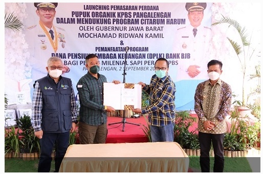 Peluncuran pelepasan pemasaran perdana pupuk organik limbah kotoran hewan (kohe) yang dilakukan oleh Koperasi Peternakan Susu Bandung Selatan (KPBS) Pangalengan pada Lembaga Sosial Pemerhati Lingkungan Hidup dan Kelestarian Alam “Leuwikeris Hejo” Ciamis di Kantor KPBS Pangalengan, Kabupaten Bandung, Kamis (2/9/2021). (Foto: DKPP Jabar)