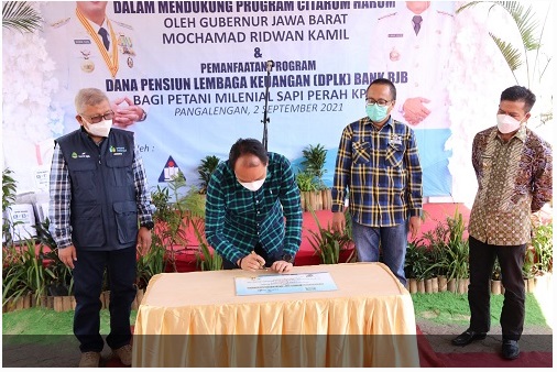 Peluncuran pelepasan pemasaran perdana pupuk organik limbah kotoran hewan (kohe) yang dilakukan oleh Koperasi Peternakan Susu Bandung Selatan (KPBS) Pangalengan pada Lembaga Sosial Pemerhati Lingkungan Hidup dan Kelestarian Alam “Leuwikeris Hejo” Ciamis di Kantor KPBS Pangalengan, Kabupaten Bandung, Kamis (2/9/2021). (Foto: DKPP Jabar)