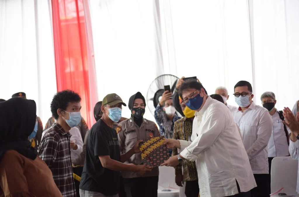 Pedagang Kaki Lima Dapat Bantuan Rp 1,2 Juta, Airlangga Hartarto: Semoga Bisa Menjadi Modal Usaha
