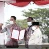 Gubernur Jawa Barat (Jabar) Ridwan Kamil saat meresmikan Alun-Alun Aimas di Kabupaten Sorong, Papua Barat,