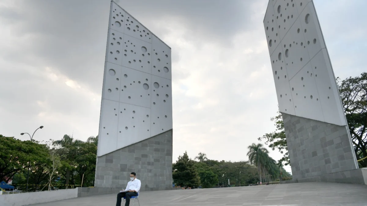 Gubernur Jawa Barat Ridwan Kamil saat meninjau Monumen dan Lapangan Gasibu di Kota Bandung, Jumat (10/9/2021). (Foto: Yogi Prayoga S/Biro Adpim Jabar)