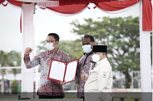 Gubernur Jawa Barat (Jabar) Ridwan Kamil saat meresmikan Alun-Alun Aimas di Kabupaten Sorong, Papua Barat,