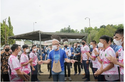 Gubernur Jawa Barat (Jabar) Ridwan Kamil saat mengunjungi posko utama kontingen PON Jabar di Yonif 751, Jayapura, Jumat (1/10/2021). (Foto: Yogi Prayoga S/Biro Adpim Jabar)