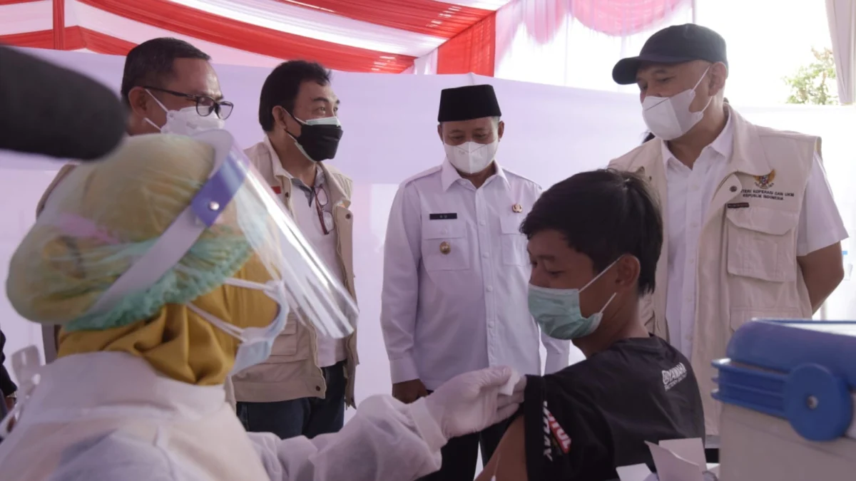 Wakil Gubernur (Wagub) Jawa Barat (Jabar) Uu Ruzhanul Ulum mendampingi Menteri Koperasi dan UKM Teten Masduki meninjau pelaksanaan vaksinasi COVID-19 di Kantor Kecamatan Kadungora dan Alun-alun Limbangan, Kabupaten Garut, Sabtu (11/9/2021). (Foto: Aji Bagus Muharam/Biro Adpim Jabar)