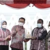 Gubernur Jawa Barat (Jabar) Ridwan Kamil saat meresmikan Alun-Alun Aimas di Kabupaten Sorong, Papua Barat, Jumat (1/10/2021).