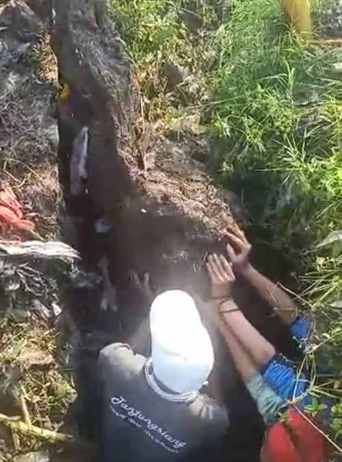 BERSIH-BERSIH: Tim gabungan melakukan pembersihan gorong gorong penyebab banjir di jalan raya Ciater, yang ditemukan water barrier. (Foto: YUGO EROSPRI/PASUNDAN EKSPRES )