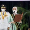 Ketua Tim Penggerak Pemberdayaan Kesejahteraan Keluarga (TP-PKK) Provinsi Jawa Barat (Jabar) Atalia Praratya Ridwan Kamil saat melantik Rukmini sebagai Ketua TP-PKK Kota Tasikmalaya sisa masa bakti 2017-2022 di Aula Barat Gedung Sate, Kota Bandung, Jumat (10/9/2021). (Foto: Pipin Sauri/Biro Adpim Jabar)