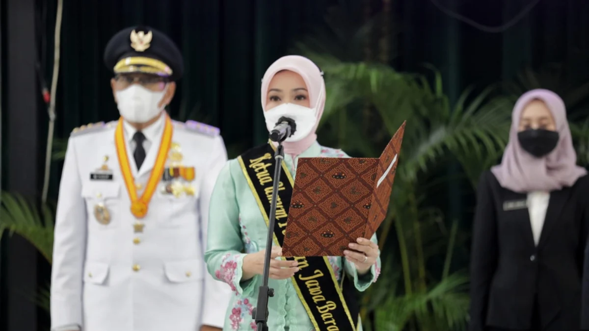 Ketua Tim Penggerak Pemberdayaan Kesejahteraan Keluarga (TP-PKK) Provinsi Jawa Barat (Jabar) Atalia Praratya Ridwan Kamil saat melantik Rukmini sebagai Ketua TP-PKK Kota Tasikmalaya sisa masa bakti 2017-2022 di Aula Barat Gedung Sate, Kota Bandung, Jumat (10/9/2021). (Foto: Pipin Sauri/Biro Adpim Jabar)