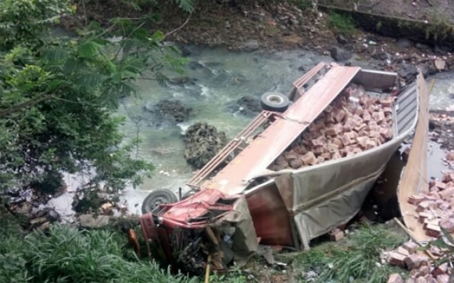 Truk Terjun ke sungai di Tanjakan Huut Desa Balegede Kecamatan Naringgul Kaupaten Cianjur, Selasa (12/10/2021). (Foto: Radar Cianjur)