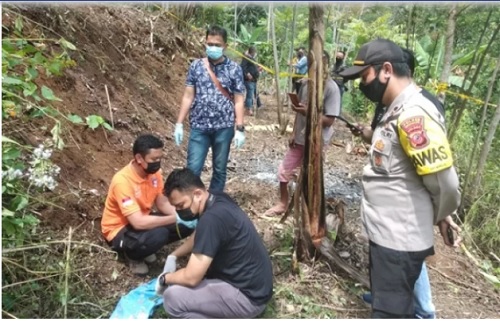 Tim Inafis Satreskrim Polres Tasikmalaya Kota memeriksa mayat bayi yang ditemukan di kebun warga dekat leter U Gentong Kabupaten Tasikmalaya, Minggu (24/10/2021) siang. Foto: Istimewa (Foto: Fin.co.id)