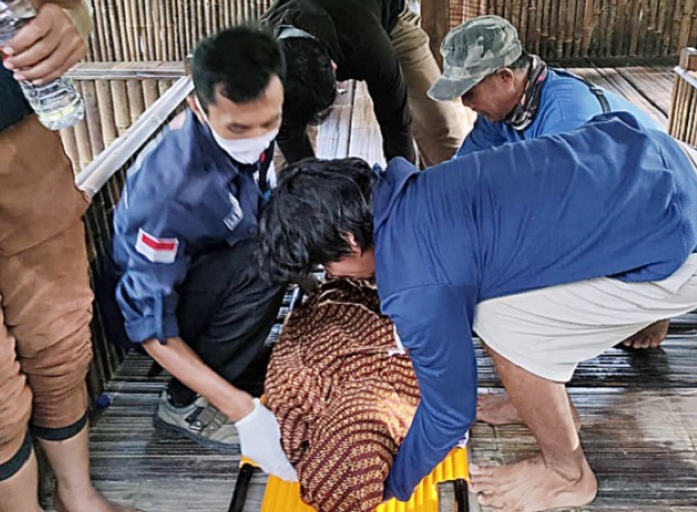 Lifeguard dan warga mengevakuasi korban yang tenggelam saat berenang di Dusun Bantarsari Desa Cibenda. (Foto: radartasik.com)