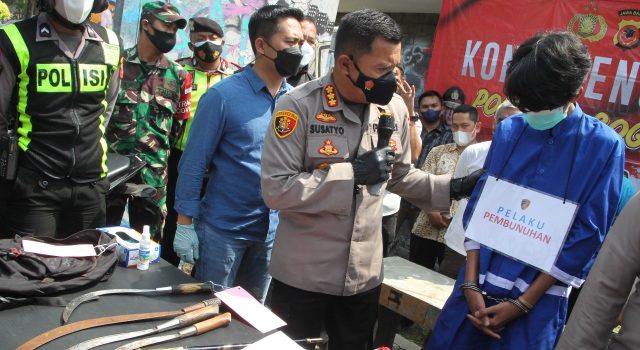 Kapolresta Bogor Kota Kombes Susatyo Purnomo Condro bersama pelaku pengeroyokan pelajar SMA saat memberikan keterangan di Taman Coret-coret, Kota Bogor, Kamis (7/10/2021). SOFYANSYAH/RADAR BOGO