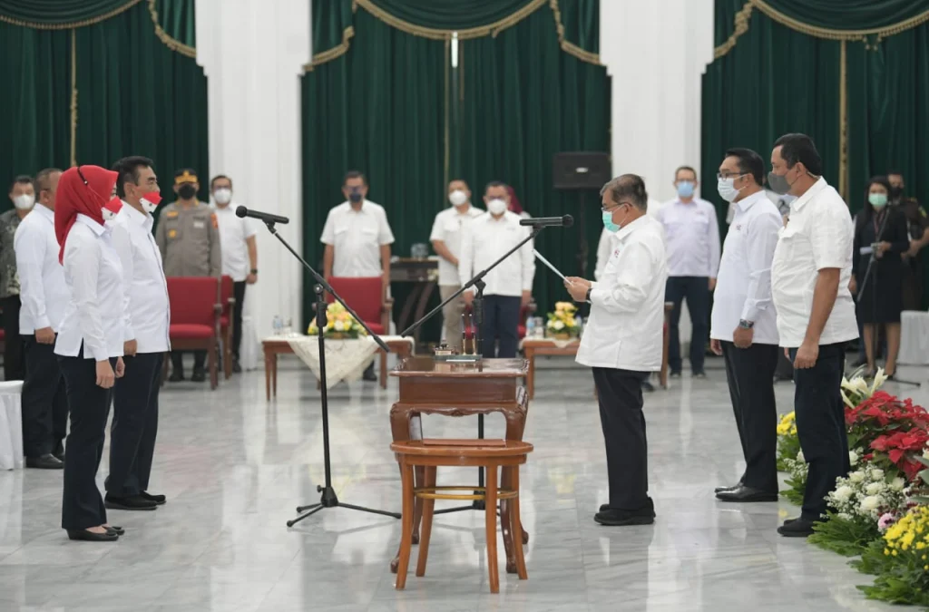 Atalia Praratya Ridwan Kamil dilantik sebagai Dewan Kehormatan Pengurus Palang Merah Indonesia (PMI) Jawa Barat periode 2021-2026. oleh Ketua PMI Pusat Jusuf Kalla di Aula Barat Gedung Sate, Kota Bandung, Senin (18/10/2021).