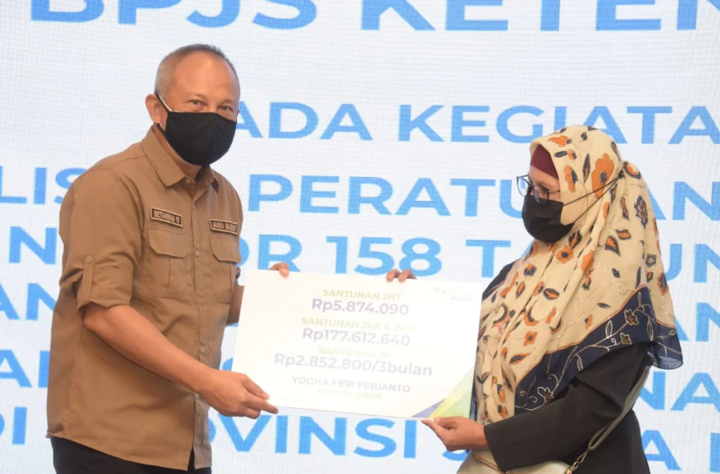 Sekretaris Daerah (Sekda) Jawa Barat (Jabar) Setiawan Wangsaatmaja membuka kegiatan Sosialisasi Peraturan Gubernur (Pergub) Nomor 158 Tahun 2021 tentang Pelaksanaan Program Jaminan Sosial Ketenagakerjaan di Daerah Provinsi Jabar di Hotel Pullman, Kota Bandung, Senin (25/10/2021). 