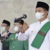 Wakil Gubernur (Wagub) Jawa Barat (Jabar) Uu Ruzhanul Ulum menghadiri acara peringatan Hari Santri Nasional 2021 Yayasan Jamiyah Ruqyah Aswaja Sumedang di GOR Desa Tegalmarung, Kabupaten Sumedang, Sabtu (23/10/2021). 