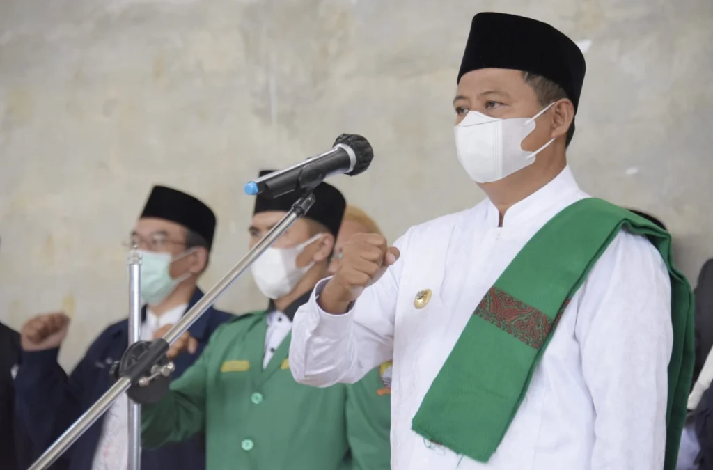 Wakil Gubernur (Wagub) Jawa Barat (Jabar) Uu Ruzhanul Ulum menghadiri acara peringatan Hari Santri Nasional 2021 Yayasan Jamiyah Ruqyah Aswaja Sumedang di GOR Desa Tegalmarung, Kabupaten Sumedang, Sabtu (23/10/2021). 