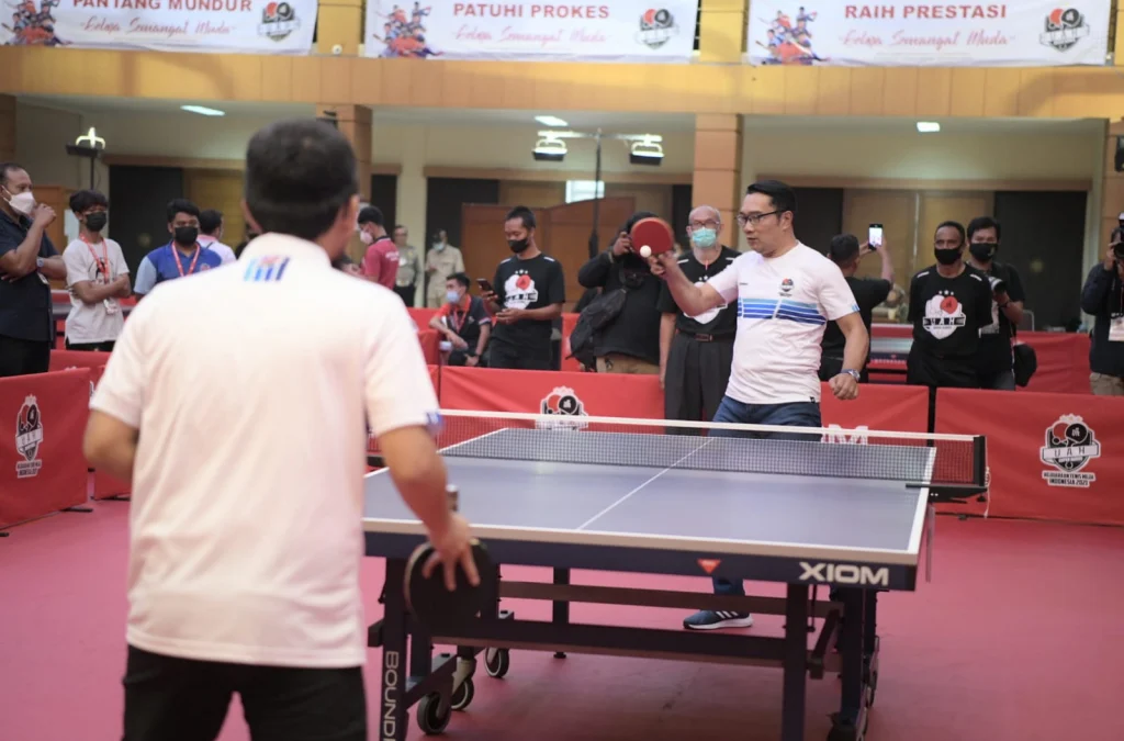 Gubernur Jawa Barat Ridwan Kamil membuka kejuaraan tenis meja Indonesia UAH Super Series 2021 di Graha Sanusi Hardjadinata kampus Universitas Padjadjaran, Jalan Dipatiukur, Kota Bandung, Jumat (22/10/2021).