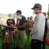 Menteri Pariwisata dan Ekonomi Kreatif Sandiaga Uno melakukan peletakan batu pertama pembangunan kawasan ekowisata Eiger Adventure Land (EAL) di Kecamatan Megamendung, Kabupaten Bogor, Minggu (17/10/2021).