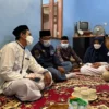 Ridwan Kamil-- langsung melakukan takziah kepada keluarga salah satu santri yang wafat akibat insiden susur sungai di Kota Depok, Sabtu (16/10/2021). 