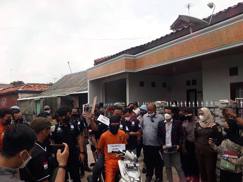 PERAGAAN: Para pelaku melakukan peregaan pembunuhan terhadap korban yang menjadi pusat perhatian masyarakat sekitar. AEP SAEPULLOH/PASUNDAN EKSPRES