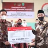 Kunjungi Ponpes Al Mizan Majalengka, Risma Bagi-bagi Bansos dan Dengar Keluhan Warga