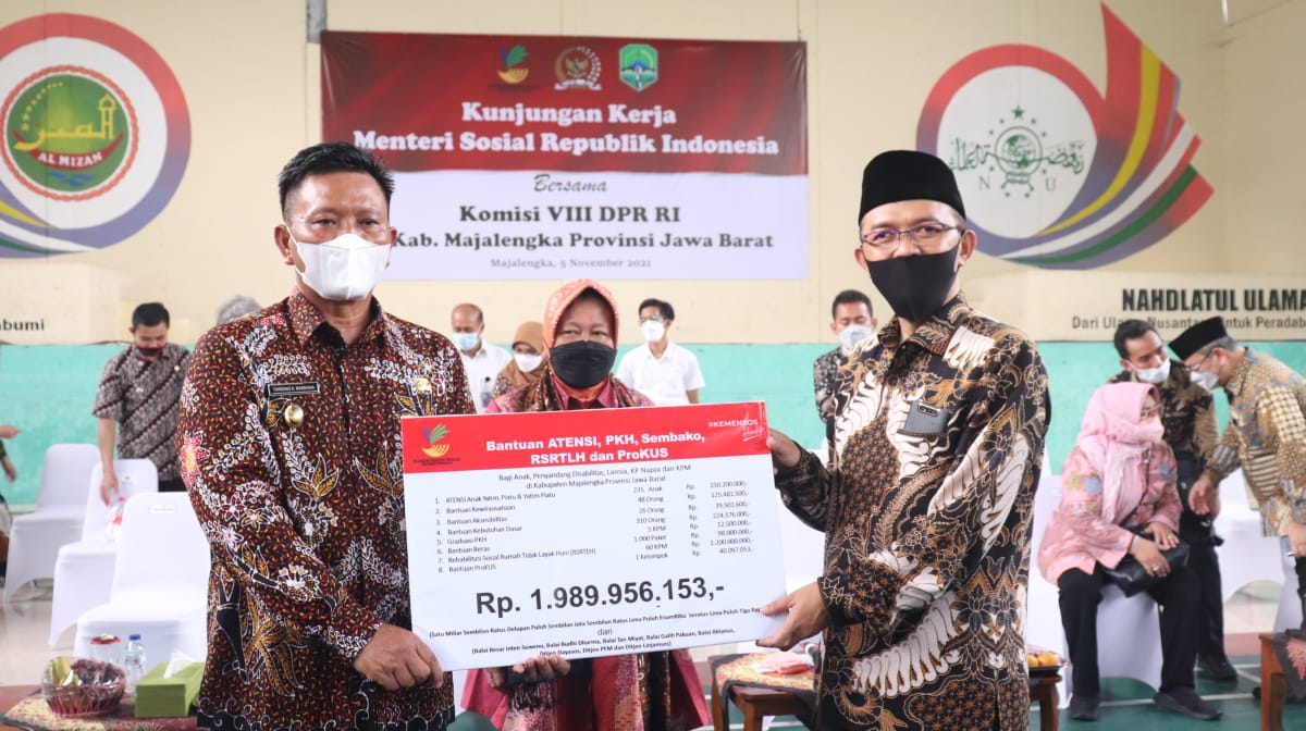 Kunjungi Ponpes Al Mizan Majalengka, Risma Bagi-bagi Bansos dan Dengar Keluhan Warga