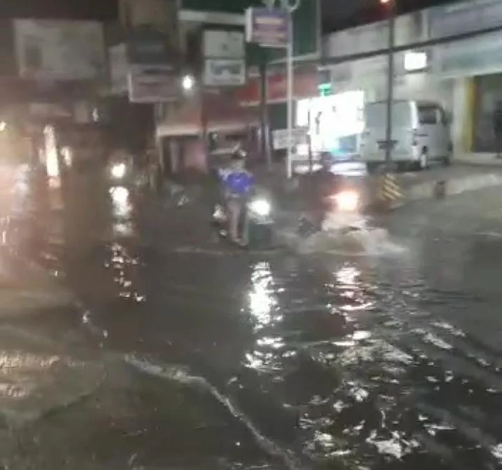 Persoalan drainase, jalan di Pamanukan kembali tergenang air (Foto: Yogi Miftahul Huda/Pasundan Ekspres)