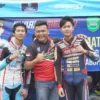 Ketua IMI Korwil Subang Niko Rinaldo bersama dua pebalap Roadrace Kabupaten Subang Aldy Musfiq dan Abdul Gofar (Yogi Miftahul Fahmi/Pasundan Ekspres)