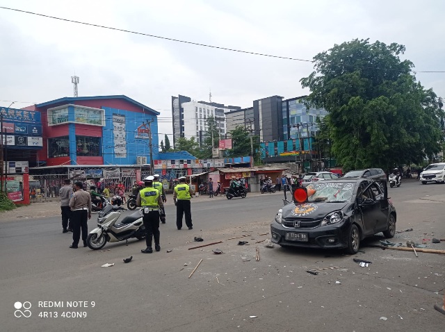 Mobil Brio Plat Rembang Jadi Sasaran Amukan Massa LSM