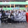 Peringatan Hari Guru di Smakot Diwarnai Aksi Prank, Berujung Suasana Haru