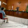 SIDANG: Persidangan dengan agenda mendengar saksi ahli di Pengadilan Negeri Karawang, Selasa (26/10). AEP SAEPULOH/PASUNDAN EKSPRES